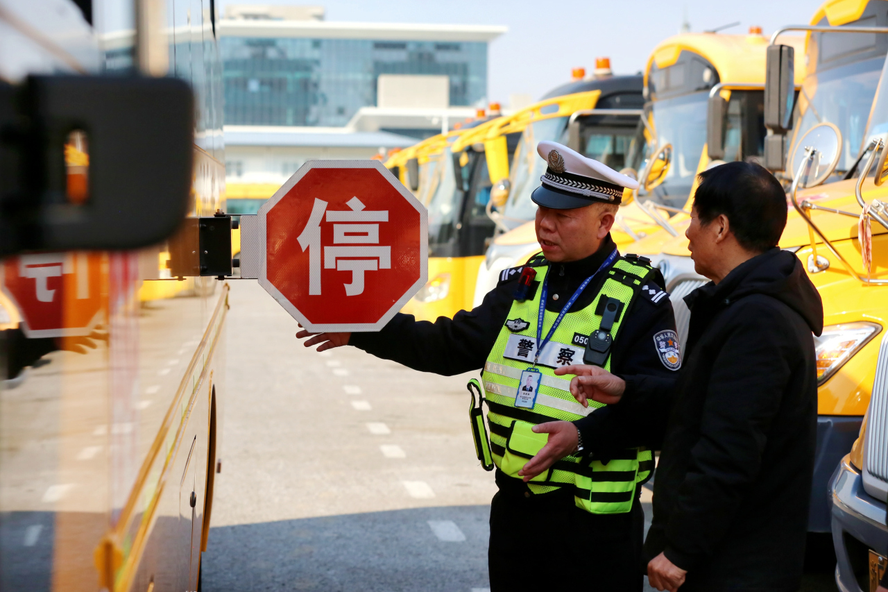 擰緊校車安全閥